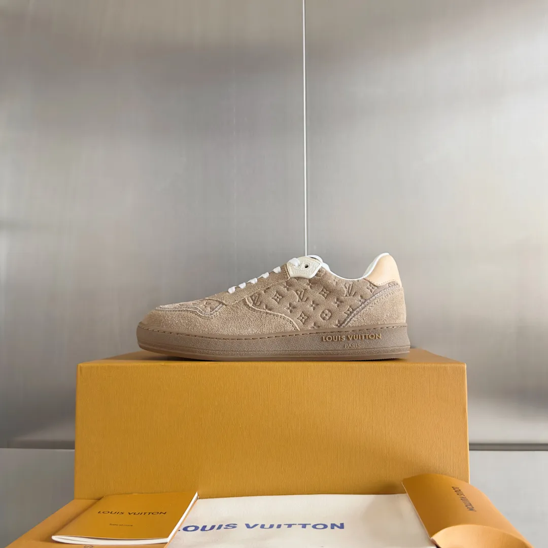 👟👟Ex-factory price 740👟👟 Top version LV Louis Vuitton L House Donkey Brand Stadium Series Casual Sports Shoes White Shoes Dexun Shoes Original purchase, development and production LV Stadium sports shoes are soft cow leather partially embossed with Monogram patterns, reproducing the retro design trend. Monogram canvas trim and toe perforations bring together exquisite details, the tongue is decorated with LV letter label, and the outsole depicts the Louis Vuitton logo. Exquisitely packaged at the delivery counter🛍📦 ▪️ Fabric: Original imported first-layer cowhide ▪️ Lining: Original imported soft sheepskin lining ▪️ Sole: Original open-molded non-slip rubber outsole ▪️ Bottom thickness: 3CM ▪️ Size: Women's 35-41